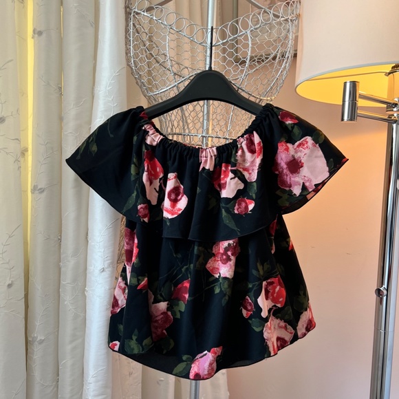 Wilfred Black Floral Short Sleeve Blouse with Elastic Neckline - Picture 2 of 5